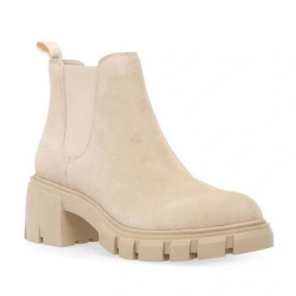 Steve Madden Howler Chelsea Boots in Sand Suede Lug Sole